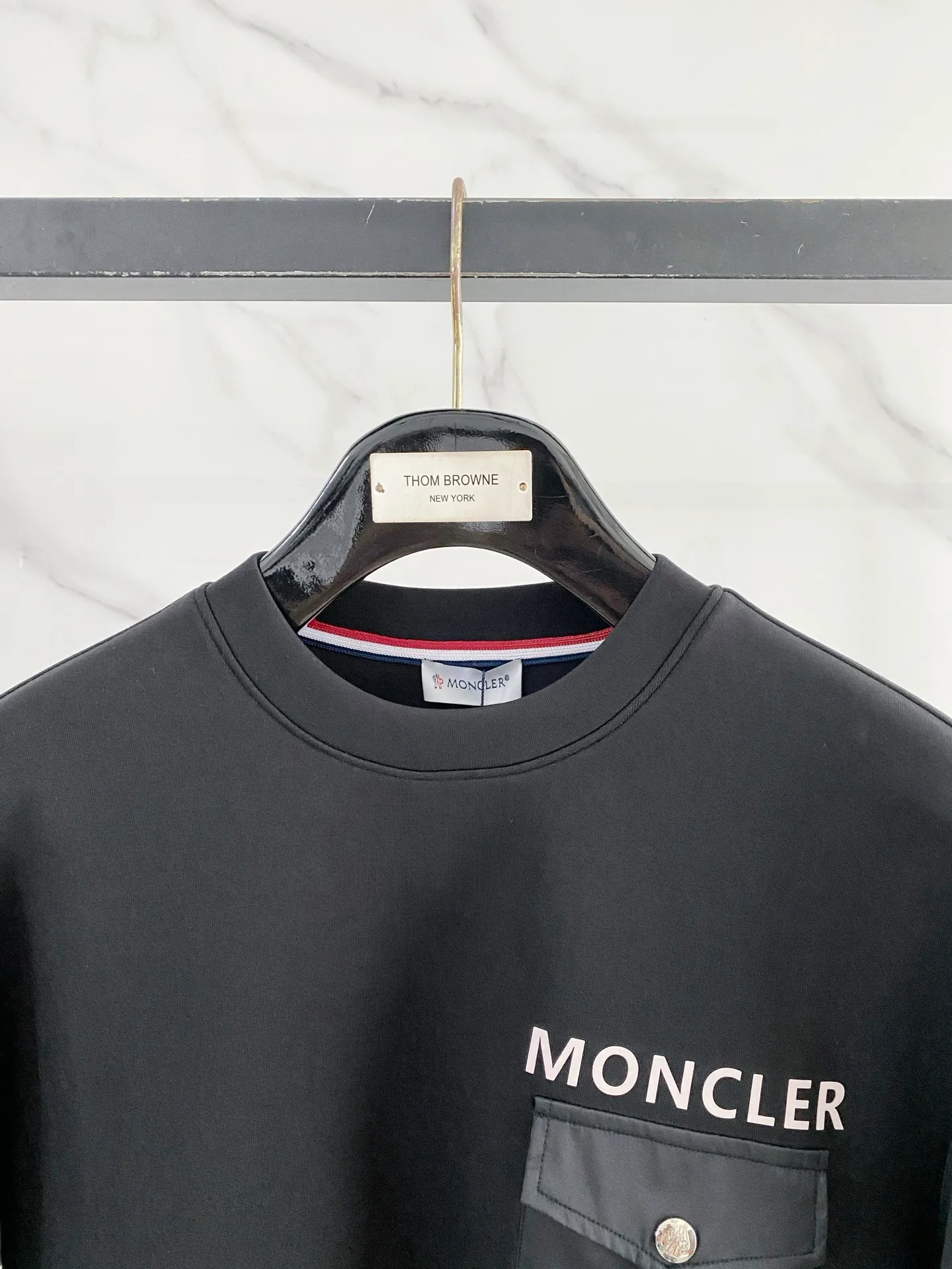 27 Moncler 2026 New Arrival ， ， Quality ， ， ， ， 、 ， 。 ：White、Black Sizes：S-XL